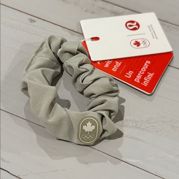 Lululemon Team Canada uplifting scrunchie NWT RARE OLYMPICS 🇨🇦 gray - Picture 1 of 3